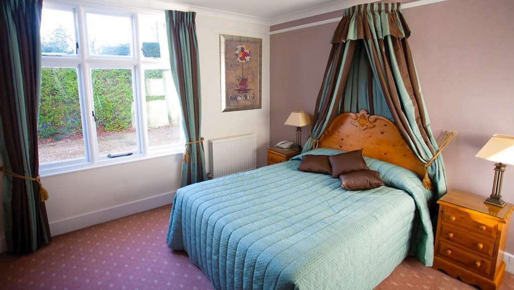 Fines Bayliwick Country House Hotel Bracknell Room photo